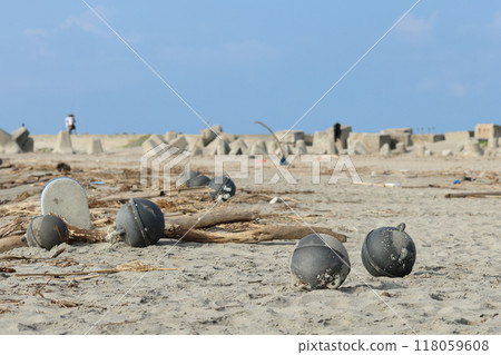 A fishing float washed up on the shore by a typhoon 118059608