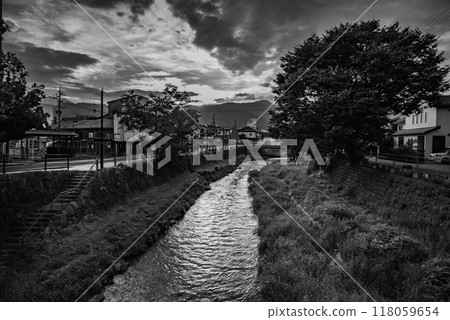 Metoba River shining in the morning sun [Ote, Matsumoto City] 118059654