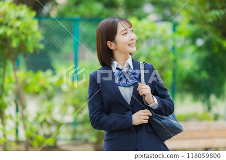 公園裡的高中女孩 118059800