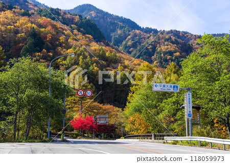 奧飛驒溫泉鄉「平湯溫泉」平湯大瀧口的紅葉 118059973