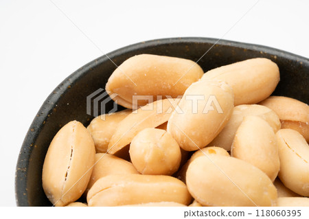 黑碗裡黃油花生的特寫 黑碗裡黃油花生的特寫 118060395