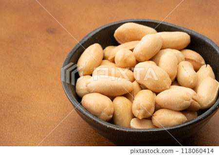 黑碗裡的奶油花生 118060414