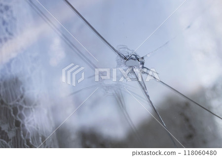 破碎的窗戶玻璃 118060480