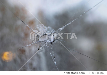 破碎的窗戶玻璃 118060482