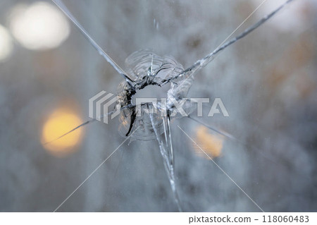 破碎的窗戶玻璃 破碎的窗戶玻璃 118060483
