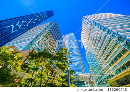 日本東京城市景觀：東京中城和其他地區的景觀反映在綠色植物中 = 9 月 5 日 118060618