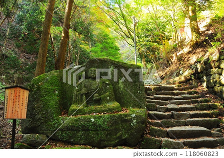 伊勢原市,恩名坂登山道上的滑切地藏(大山七大奇蹟) 伊勢原市,恩名坂登山道上的滑切地藏(大山七大奇蹟) 118060823