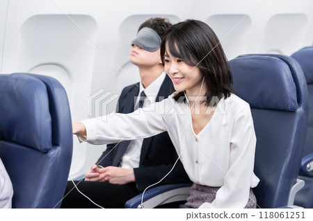 在飛機的飛機裡面 118061251