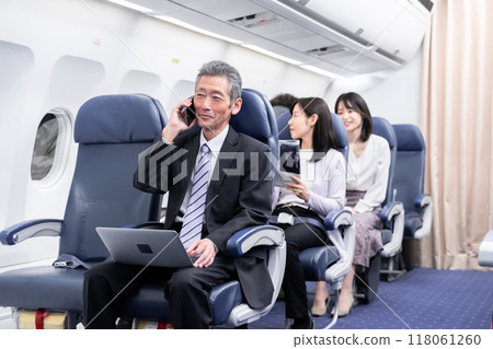 在飛機的飛機裡面 118061260