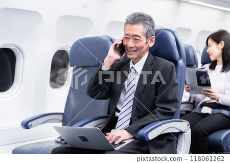 在飛機的飛機裡面 118061262