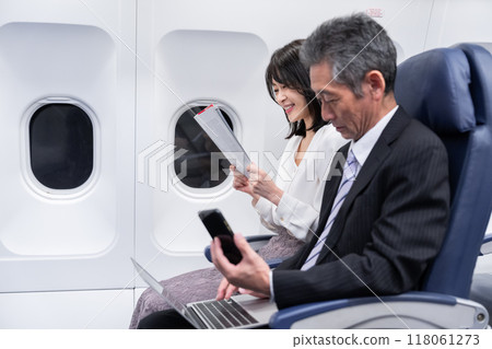 在飛機的飛機裡面 118061273