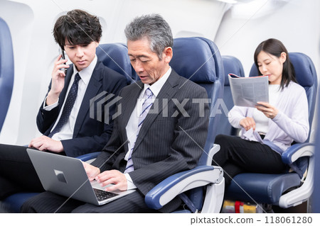 在飛機的飛機裡面 118061280