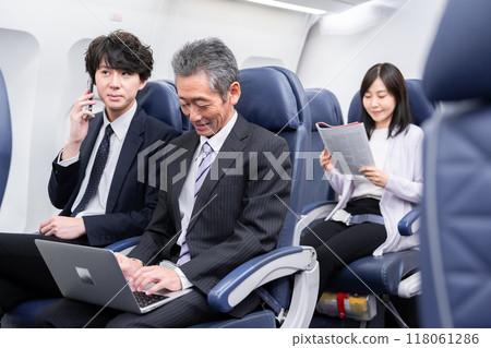 在飛機的飛機裡面 118061286