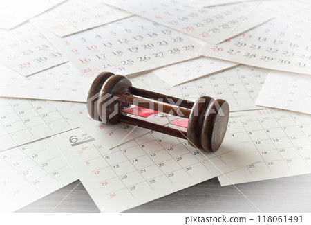 Hourglass and calendar time 118061491