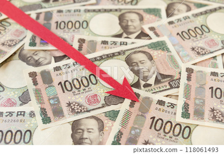 10,000 yen bill and downward arrow, decrease, banknote, downward 118061493