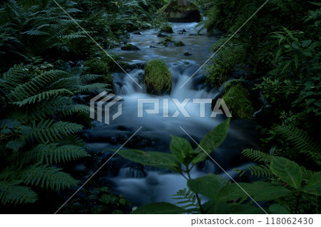 一條山間小溪流過青山綠水 118062430
