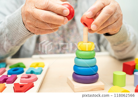 Alzheimer disease AD, Asian senior woman patient suffering from dementia learn practical motor skills rehabilitation. 118062566