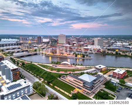 Cedar Rapids, Iowa, USA Overlooking the Cedar River 118062680