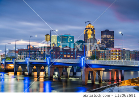 Des Moines, Iowa, USA Cityscape at Twilight 118062691
