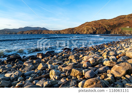 The Muckross Head pebble beach , County Donegal, reland. 118063131
