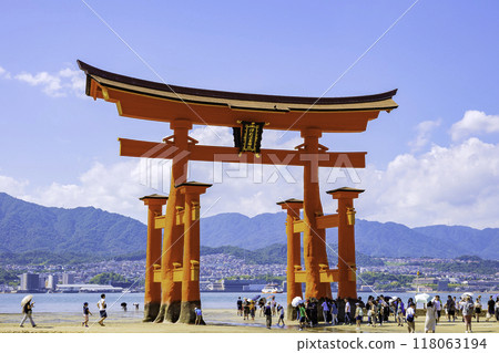 日本三大風景之一的嚴島神社大鳥居（廣島縣廿日市市宮島町） 118063194