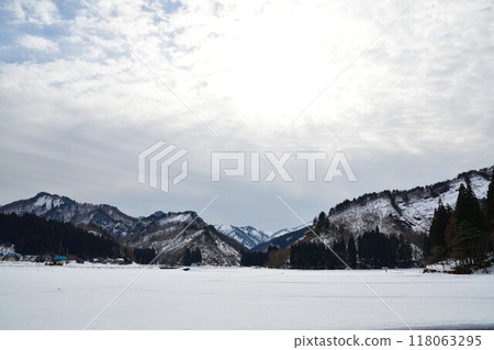 Snowy landscape and mountain ranges (Fukushima Prefecture) 118063295