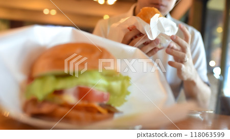 一個人吃一個漢堡包 一個人吃一個漢堡包 118063599
