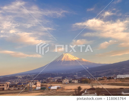 從新幹線的火車窗口看富士山 從新幹線的火車窗口看富士山 118063764