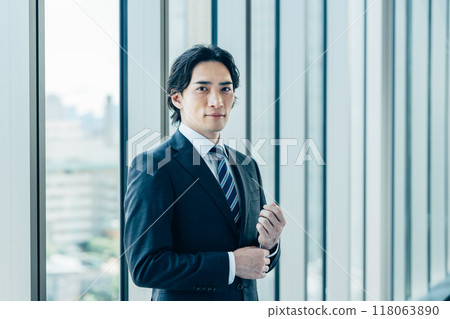 中年商人攝影合作：電波學園教育法人、東京電子專校 118063890