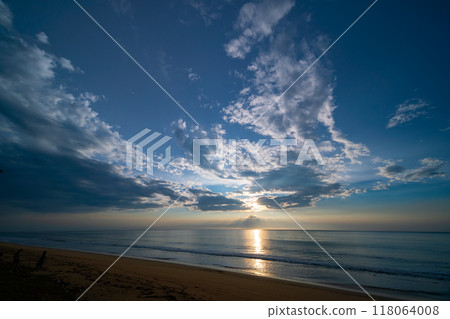 Sunset sky, Nature beautiful Light Sunset or sunrise over sea, Colorful dramatic majestic scenery sky,Amazing clouds and waves in sunset sky nature light cloud background Sunset sky, Nature beautiful Light Sunset or sunrise over sea, Colorful dramatic majestic scenery sky,Amazing clouds and waves in sunset sky nature light cloud background 118064008