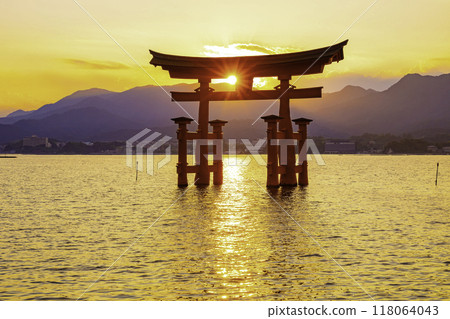 The large torii gate of Itsukushima Shrine, one of the Three Most Scenic Spots of Japan (Miyajimacho, Hatsukaichi City, Hiroshima Prefecture) The large torii gate of Itsukushima Shrine, one of the Three Most Scenic Spots of Japan (Miyajimacho, Hatsukaichi City, Hiroshima Prefecture) 118064043