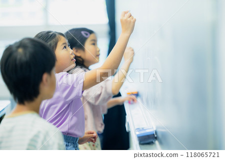 小學生在教室上課 小學生在教室上課 118065721