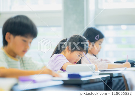 小學生在教室上課 118065822