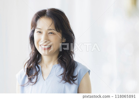 窗邊的中年婦女 118065891
