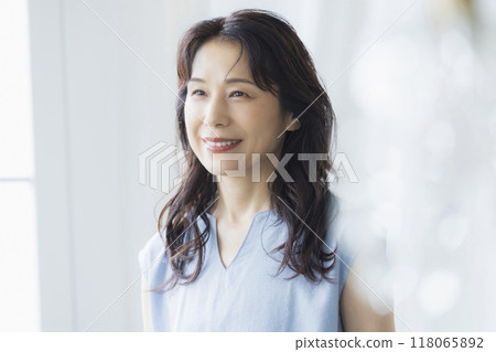 窗邊的中年婦女 118065892