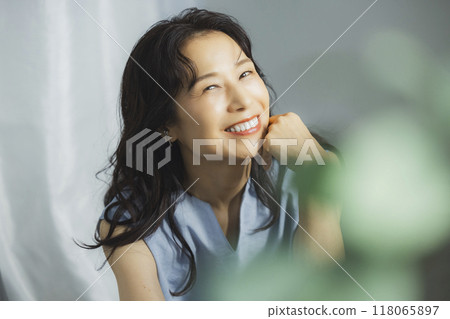 窗邊的中年婦女 窗邊的中年婦女 118065897