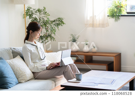 女人在家做遠程辦公 118068528