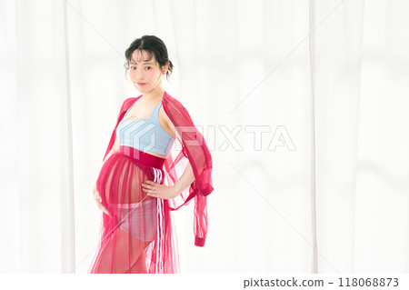 Pregnant women maternity Pregnant women maternity 118068873