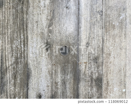 已經老化的混凝土牆。一棟有60年歷史的建築的牆壁。 118069012