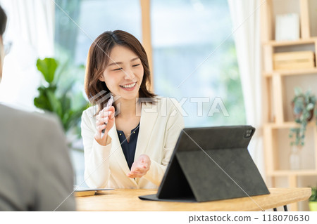 與女商人諮詢的財務規劃師 118070630