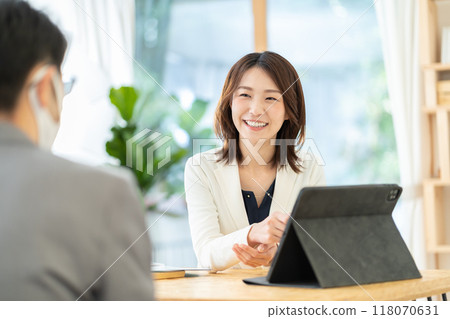 與女商人諮詢的財務規劃師 與女商人諮詢的財務規劃師 118070631