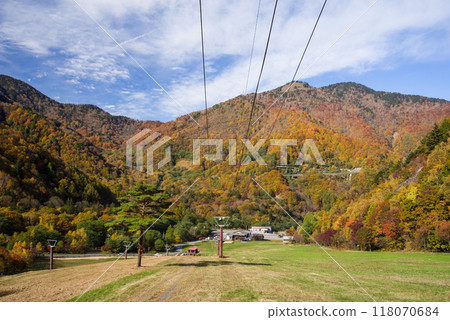 《Autumn at the Ski Resort》Vivid autumn foliage around Hirayu Onsen Ski Resort 118070684