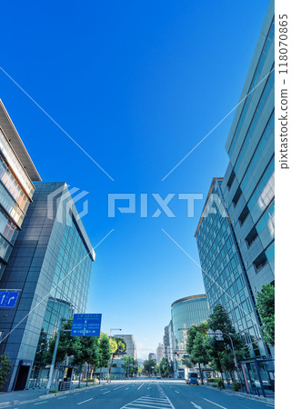 Scenery near Karasumaoike Station on Karasumadori Street in Kyoto 118070865