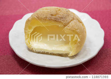 Cream puff 118071393
