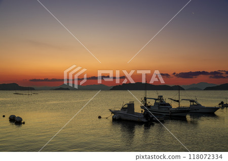 Sunrise at the fishing port in Setouchi Sunrise at the fishing port in Setouchi 118072334