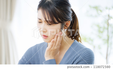 Woman with jaw and toothache Woman with jaw and toothache 118072380