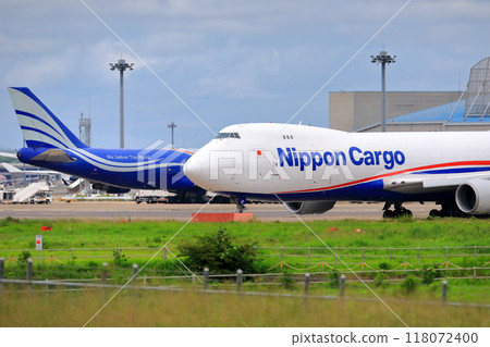 Takeoff and landing of an airliner 118072400