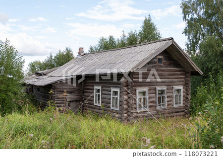 Old abandoned log house in the country Old abandoned log house in the country 118073221