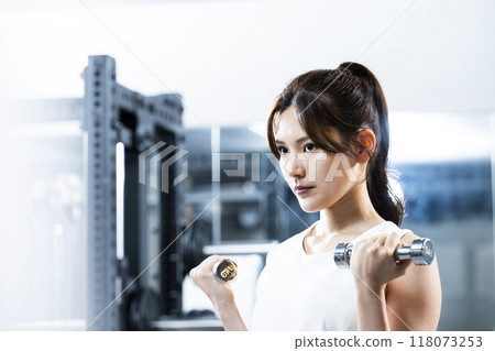 Young woman training in a sports gym 118073253