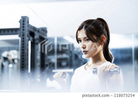 Young woman training in a sports gym 118073254